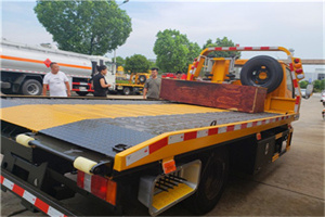 九棵树附近拖车电话号码服务